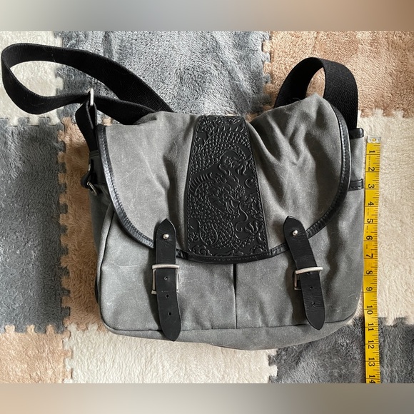 Oberon Design Dragon Leather & Waxed Canvas Messenger Bag - Picture 5 of 7